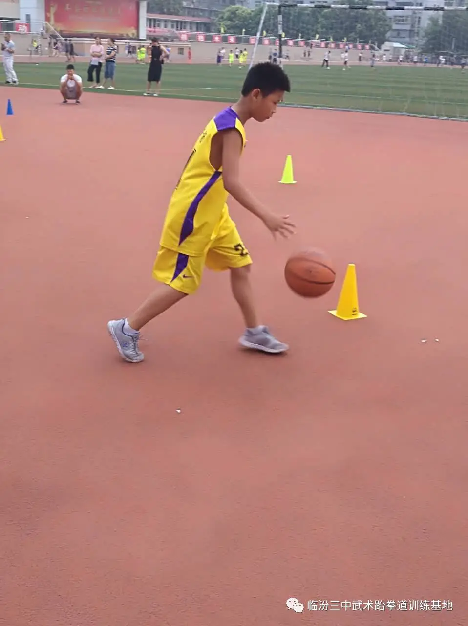 篮球防守训练中如何提高体能和耐力_2